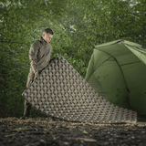 M-Tac Oppusteligt Liggeunderlag 195x120 i brug ved telt i skovmiljø