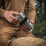 M-Tac Individuelt Kogesæt til Brænder i brug i naturen, kompakt og let design, ideelt til camping og friluftsliv.