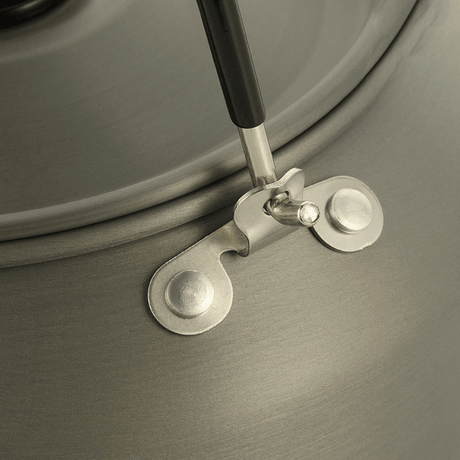 Nærbillede af M-Tac Kedel 1,2 L med foldbar gummibelagt hank, designet til camping og vandreture, lavet af anodiseret aluminium.