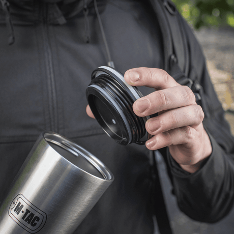 M-Tac Termokop 450 ml med Ventil i rustfrit stål vises med låget fjernet for at fremhæve dens design og funktion i praktisk brug.