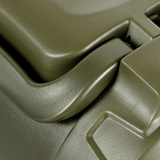 Nærbillede af M-Tac Termoflaske 1,6 L i Rustfrit Stål med detaljeret design af det holdbare låg og skruelåg, fremstillet i fødevaregodkendt stål.