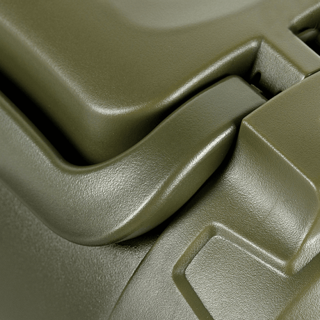 Nærbillede af M-Tac Termoflaske 1,6 L i Rustfrit Stål med detaljeret design af det holdbare låg og skruelåg, fremstillet i fødevaregodkendt stål.