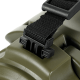 Nærbillede af en robust, sort rem spændt fast på en grøn overflade med plastspænde, ideel til sikkerhed og stabilitet.