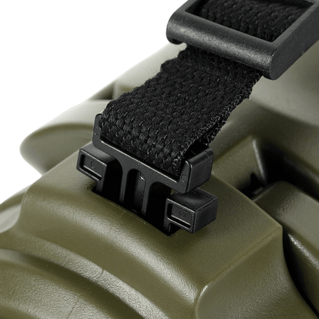 Nærbillede af en robust, sort rem spændt fast på en grøn overflade med plastspænde, ideel til sikkerhed og stabilitet.