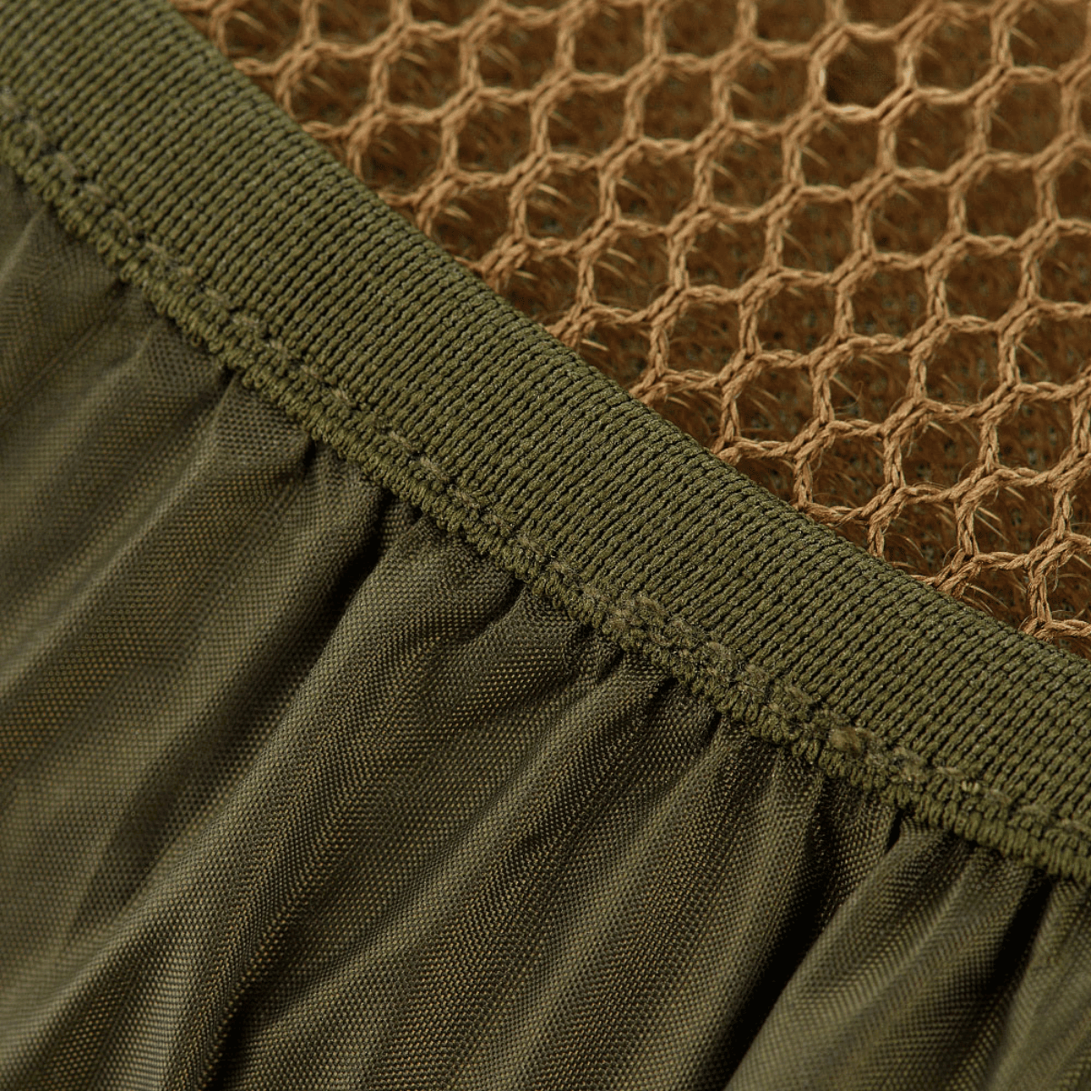 Detalje af M-Tac Rygsækcover Large med stærkt nylonstof og elastik, ideel til beskyttelse mod regn og sne, passer op til 60 liter.