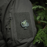 M-Tac Ace of Spades 3D PVC Patch på jakke, fastgjort med Velcro, ideel til militær og outdoor.