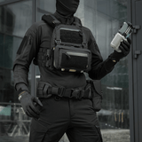 M-Tac Admin Pouch Large Elite Gen.II monteret på taktisk vest i bymiljø