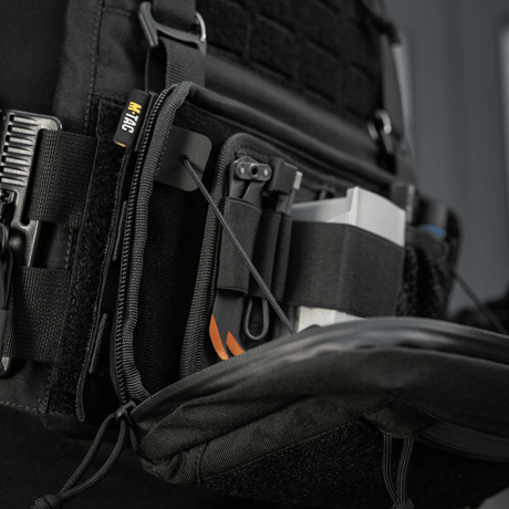 M-Tac Admin Pouch Large Elite Gen.II åben med forskellige opbevarede genstande, lavet af Cordura 500D med AquaGuard lynlås og velcro.