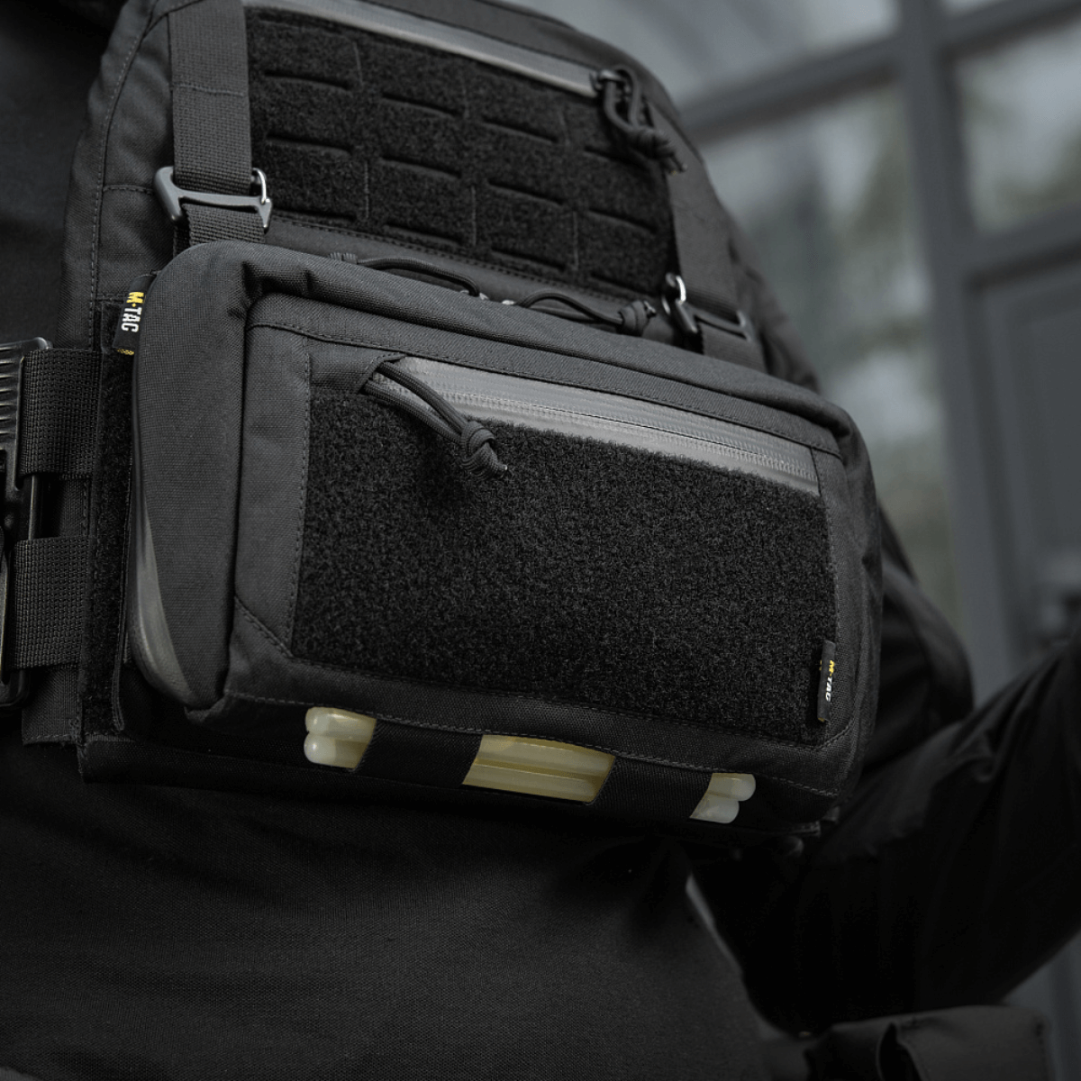 M-Tac Admin Pouch Large Elite Gen.II monteret på rygsæk, fremstillet af Cordura 500D med AquaGuard lynlås og velcro-panel til patches.