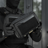 Person holder M-Tac Admin Pouch Large Elite Gen.II, designet til effektiv opbevaring med robuste materialer og modulære tilbehørsmuligheder.
