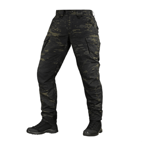 M-Tac Aggressor Elite Nyco Extreme Bukser i Black Multicam® mønster, designet til taktisk brug og udendørs aktiviteter.