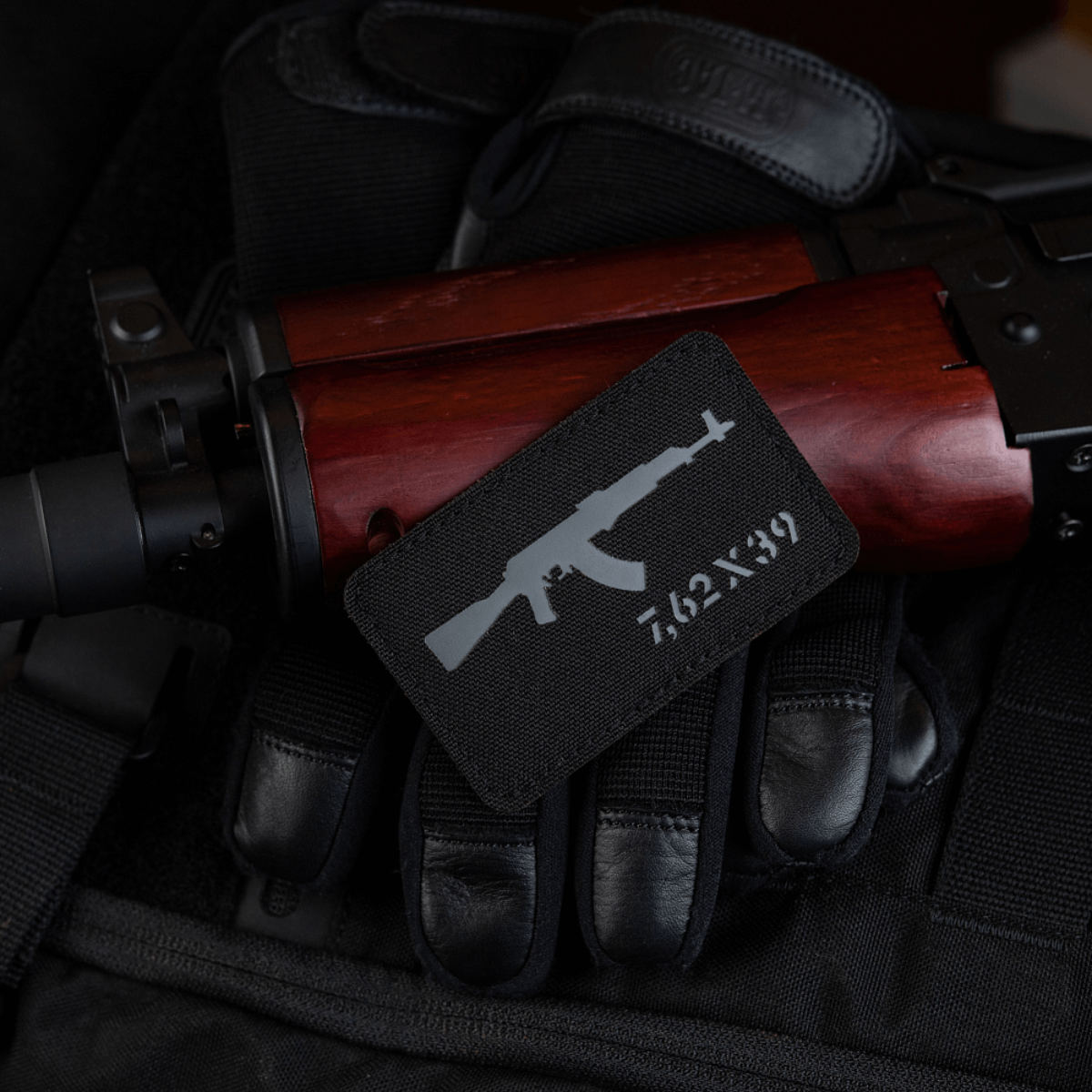 M-Tac AKM 7,62x39 Laser Cut Patch med Velcro fastgjort til riflen, slidstærk Cordura 500D design, perfekt til militær og outdoor brug.