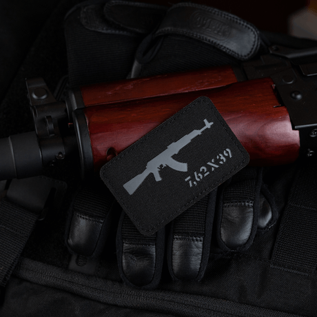 M-Tac AKM 7,62x39 Laser Cut Patch med Velcro fastgjort til riflen, slidstærk Cordura 500D design, perfekt til militær og outdoor brug.