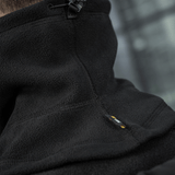 Close-up af M-Tac Anatomisk Snood Justerbar Elite Fleece (320 g/m²) i sort fleece, viser justeringssnøre og slidstærkt materiale.