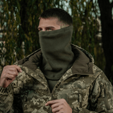 M-Tac Anatomisk Snood Justerbar Elite Fleece (320 g/m²) brugt som balaclava til koldt vejr, militært inspired look i naturen.