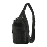 M-Tac Assistant Taske i sort med justerbar sele og MOLLE-paneler til alsidig brug. Praktisk kompakt rygsæk til dagligdagen.