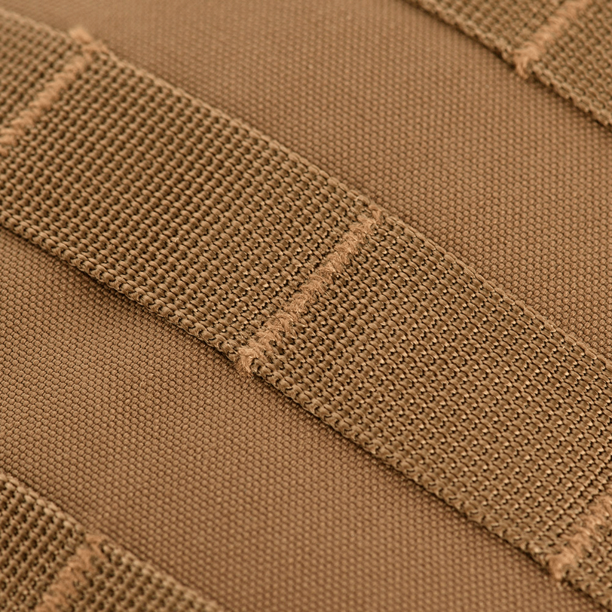 M-Tac Assistant Taske med fokus på detaljerede MOLLE-paneler i beige nylonmateriale.