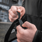 Person justerer Velcro-strop på M-Tac Mesh Flex Ripstop Baseball Cap for optimal pasform.