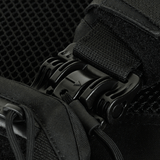 Nærbillede af M-Tac Plate Carrier Cuirass FAST QRS Gen.II med hurtig-lås ROC på skulderstrop. Slidstærk Cordura 500D.