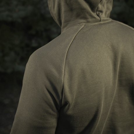 M-Tac Cotton Raglan Hard Hoodie i olivengrøn med raglanærmer, set bagfra, fremhæver komfortabel bomuldsmateriale.
