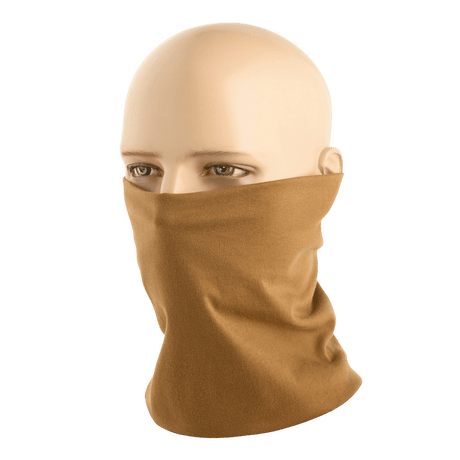 Mannequin iført en M-Tac Bomuld Tube Scarf i beige, multifunktionelt tilbehør til aktiv fritid og taktisk brug, lavet af 100% bomuld.