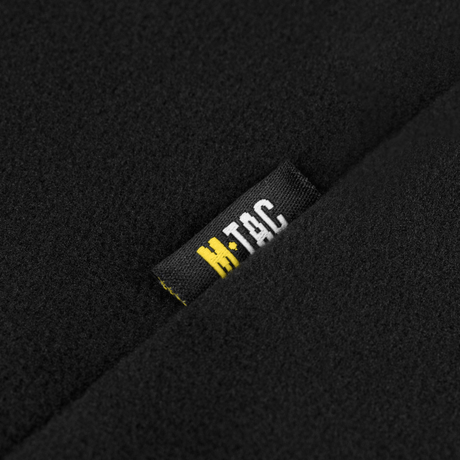 M-Tac Centurion Microfleece Jakke i sort fleece med tydeligt synligt mærkeetiket, fremhæver kvalitet og design.