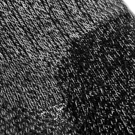 Nærbillede af M-Tac Coolmax 40% Sokker stofstruktur i grå og sort nuancer, ideel til outdoor brug med fugttransporterende Coolmax teknologi.