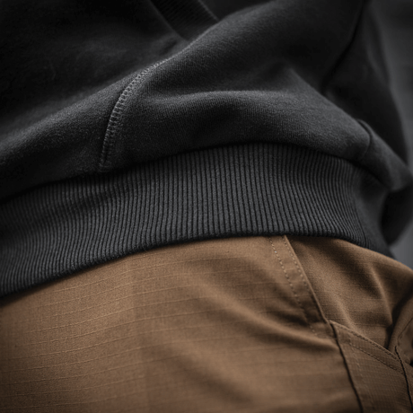 Nærbillede af M-Tac Cotton Raglan Hard Hoodie med brun kængurulomme, der viser tekstur og kvalitet af materialet.