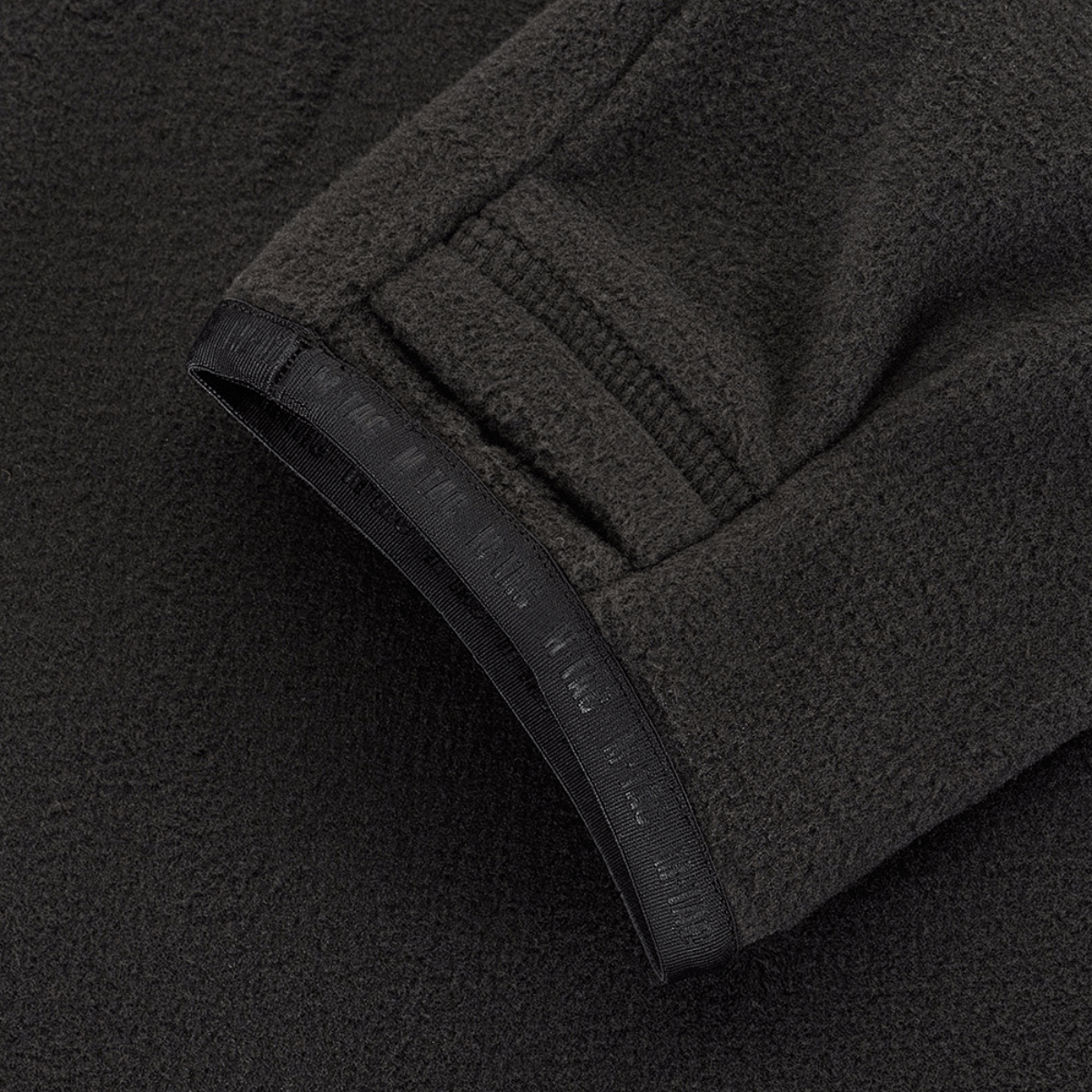 M-Tac Delta Polartec Raglan Jakke detaljer, tæt på Micro Series fleece materiale, fokus på ærmedesign og holdbarhed.