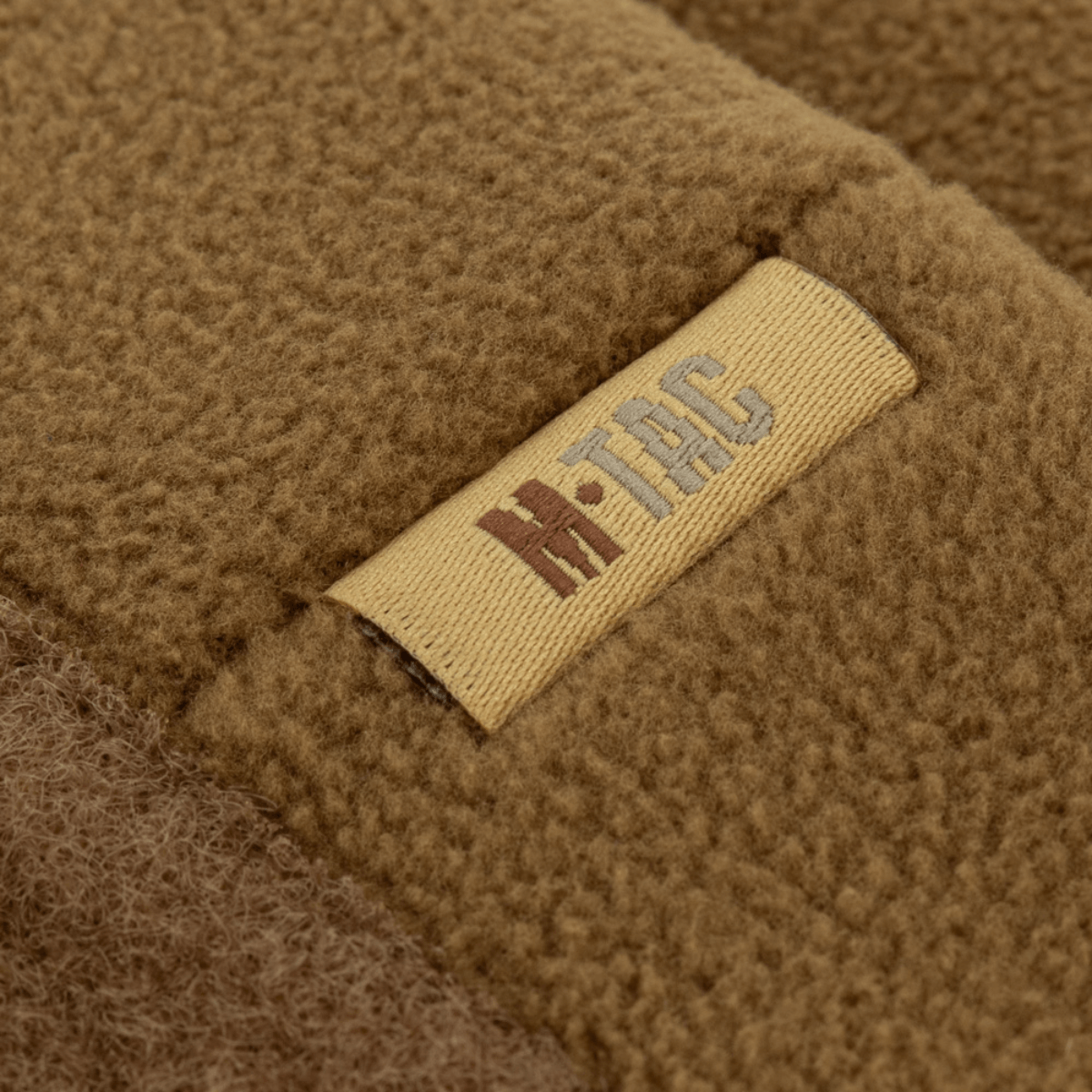 M-Tac Watch Cap Elite Fleece Beanie Hat Velcro med M-Tac logo, varm hue til taktisk brug, slidstærkt fleecemateriale i close-up