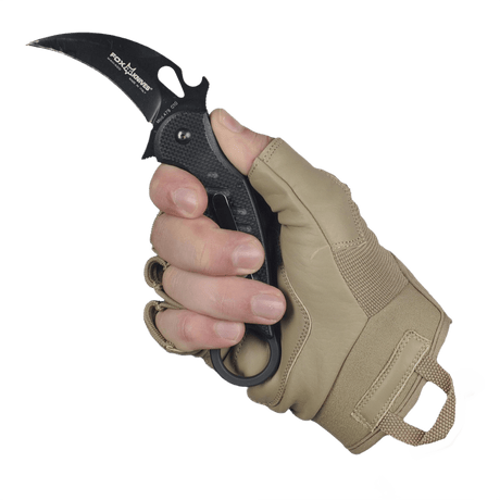 En hånd der bærer M-Tac Fingerløse Handsker Assault Tactical Mk.4 med en kniv i et fast greb