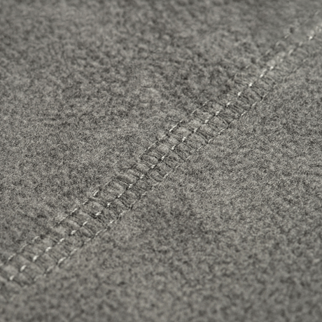 Nærbillede af M-Tac Fleece Neck Gaiter med Snor, fremhæver det bløde, allergivenlige fleece-materiale med syninger.