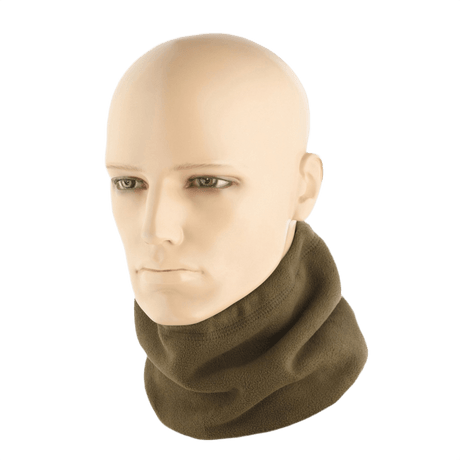 M-Tac Fleece Neck Gaiter med Snor i olivengrøn på mannequin, multifunktionelt tilbehør til koldt vejr i allergivenligt fleece materiale.