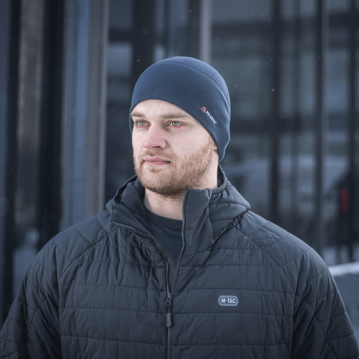 Mand iført M-Tac Fleece Watch Cap Light Polartec vinterhue lavet af slidstærkt Polartec fleece med høj varmeisolering i koldt vejr.