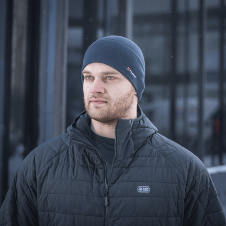 Mand iført M-Tac Fleece Watch Cap Light Polartec vinterhue lavet af slidstærkt Polartec fleece med høj varmeisolering i koldt vejr.