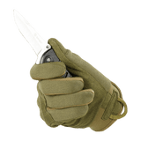 M-Tac Handsker Assault Tactical Mk.5 med justerbar velcro og kniv i hånd. Grøn handske til taktisk brug.