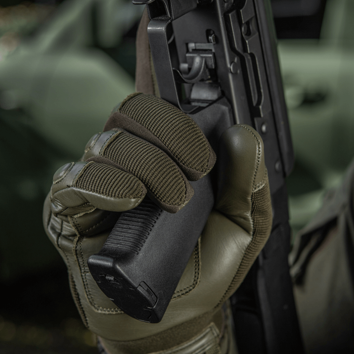 M-Tac Handsker Assault Tactical Mk.4 i brug med våben, ægte læder håndflade for non-slip greb og komfortabel pasform.