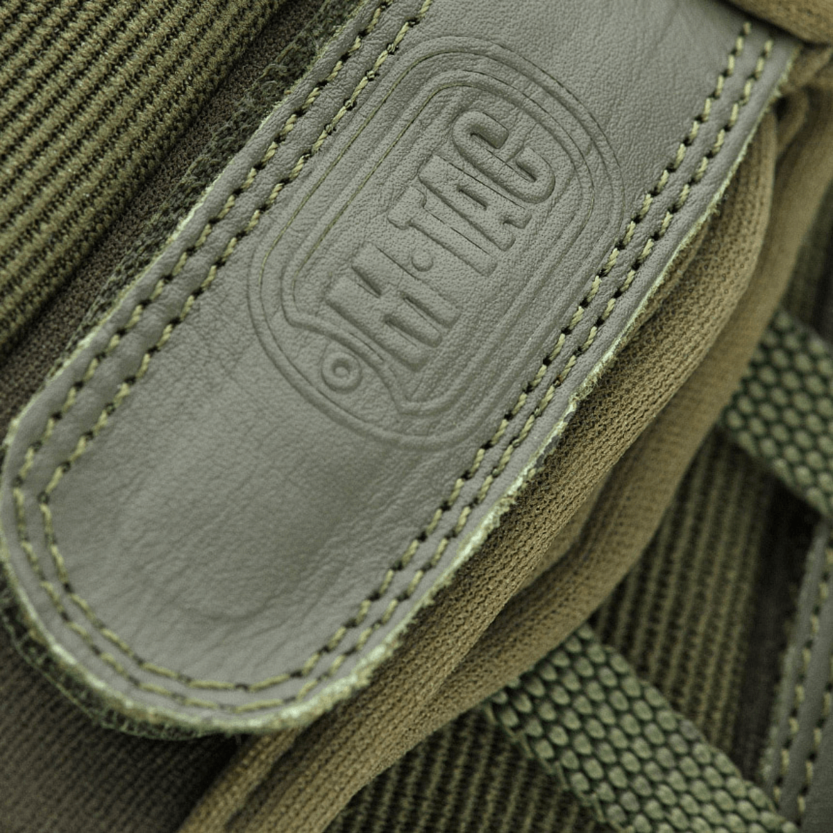 Nærbillede af M-Tac Handsker Assault Tactical Mk.4 med forstærket håndflade og velcro, ideel til våbenhåndtering.