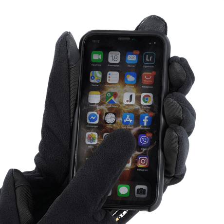 M-Tac Handsker Fleece Thinsulate med touchscreen-funktion, der bruges på smartphone-skærm, viser holdbarhed og alsidighed i designet.