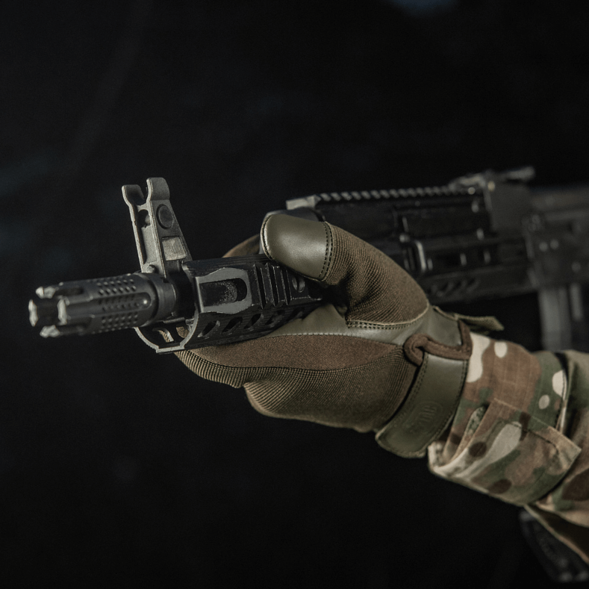 M-Tac Handsker Police med justerbar velcro og polstrede aktive zoner til optimal bevægelsesfrihed i politi og sikkerhedsarbejde.