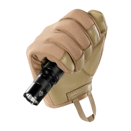 M-Tac Handsker Police holder en sort lommelygte, designet til komfort og holdbarhed med polstrede zoner og justerbar velcro.