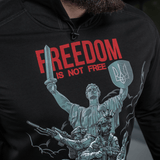 M-Tac Hoodie Freedom med militærinspireret design og teksten 'FREEDOM IS NOT FREE' illustreret på fronten, ideel til aktivt friluftsliv.