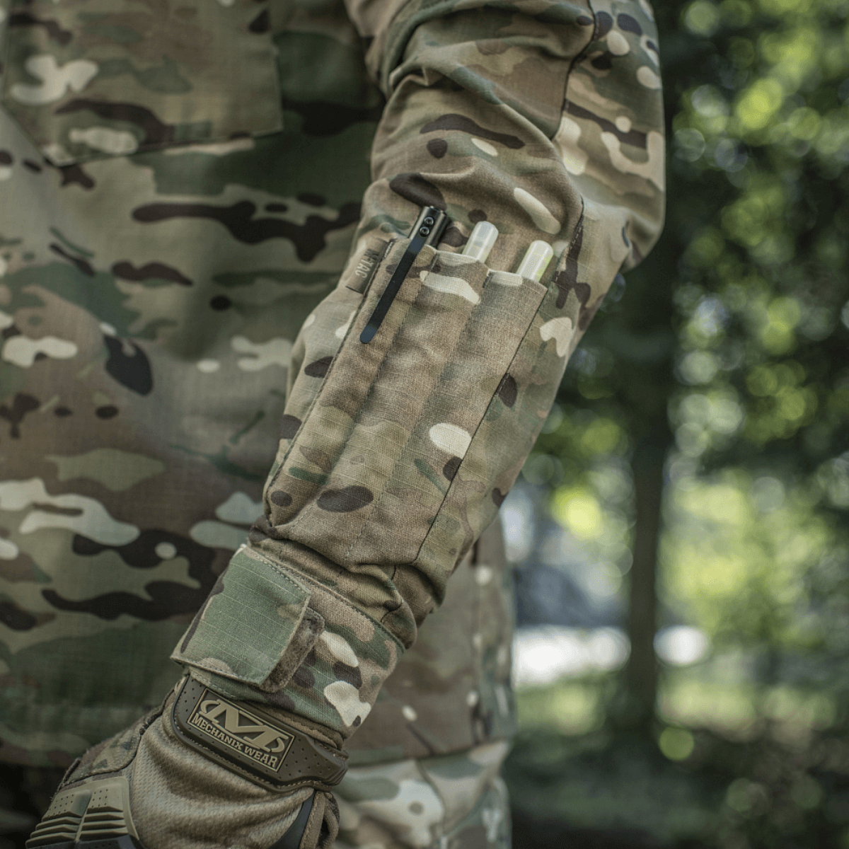 Detaljer af M-Tac Jakke Sturm Gen.II NYCO Extreme med penne-lommer i Multicam camouflage til taktisk brug.