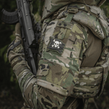 Soldat iført uniform med M-Tac Patch Jolly Roger PVC på armen, fuldfarvet 3D morale patch med velcro, symboliserer eventyrlyst og beslutsomhed.