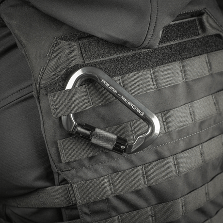 M-Tac Key-Lock Karabinhage fastgjort til taktisk vest, lavet af aluminium, automatisk key-lock, CE EN362 standard, 30 kN belastning.