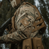 M-Tac Patch Face of War (Broderi) på en kamouflagejakke med et frygtløst kraniemotiv inspireret af Vietnamkrigens dødens kort.