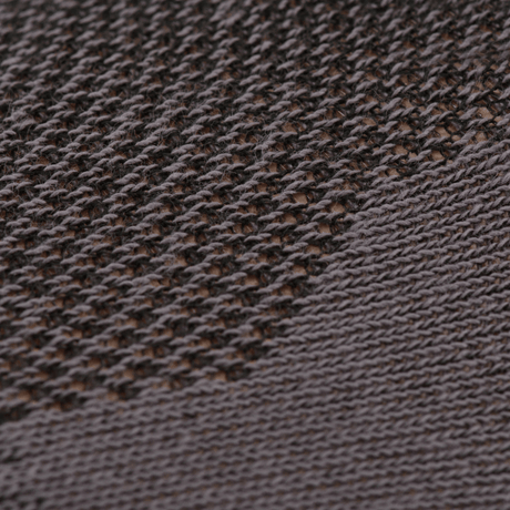 M-Tac Let Sommersokker med åndbart materiale, designet til komfort i varmt vejr, detalje af struktur.