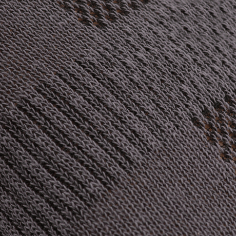 Nærbillede af materialet brugt i M-Tac Let Sommersokker, der fremhæver åndbarhed og ergonomisk design til løb og udendørs aktivitet.