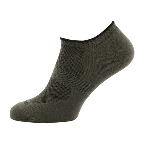 M-Tac Let Sommersokker i olivengrøn farve, perfekt til løb og udendørs aktiviteter i varmt vejr, med åndbart materiale og ergonomisk design.