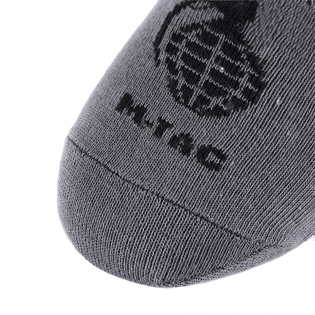 Billede af M-Tac Let Sommersokker Grenader i grå, designet til mænds udendørs aktiviteter, med ergonomisk pasform og originalt garnmønster.
